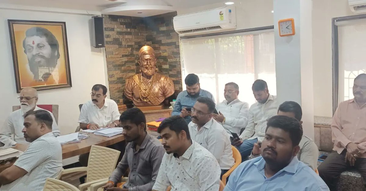 VithalMore_Sena's tweet photo. शिवसेना भवन येथून आज ऑनलाईन प्रशिक्षण आयोजित करण्यात आले होते. प्रक्षेपणाद्वारे शिवसेना नवी मुंबई मध्यवर्ती कार्यालय येथे ट्रू व्होटर व निडली ॲप चे ऑनलाईन प्रशिक्षण दाखविण्यात आले, यावेळी पदाधिकारी व शिवसैनिक उपस्थित होते त्यांनी मार्गदर्शन पर ऑनलाईन प्रशिक्षणात सहभाग घेतला. https://t.co/NbVpX3zdZ4