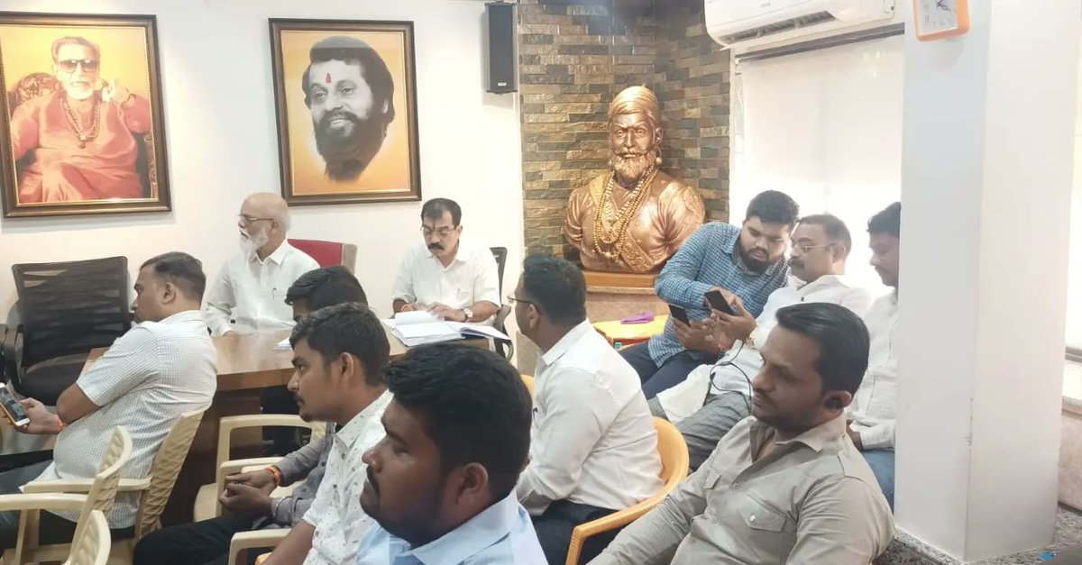 VithalMore_Sena's tweet photo. शिवसेना भवन येथून आज ऑनलाईन प्रशिक्षण आयोजित करण्यात आले होते. प्रक्षेपणाद्वारे शिवसेना नवी मुंबई मध्यवर्ती कार्यालय येथे ट्रू व्होटर व निडली ॲप चे ऑनलाईन प्रशिक्षण दाखविण्यात आले, यावेळी पदाधिकारी व शिवसैनिक उपस्थित होते त्यांनी मार्गदर्शन पर ऑनलाईन प्रशिक्षणात सहभाग घेतला. https://t.co/NbVpX3zdZ4