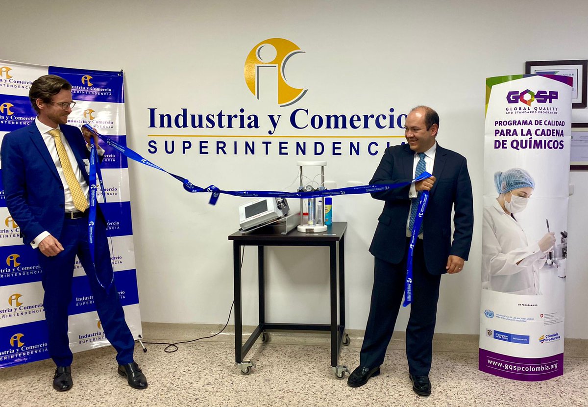 GQSPColombia's tweet photo. 📌Con el apoyo de @SECO_CH, @ONUDIColombia, @MinComercio y @Col_Productiva entregamos a la @sicsuper un densimetro y adaptador para aerosoles que fortalecerá la vigilancia de mercados y la verificación de #preempacados en productos químicos y alimentos. >> https://t.co/1utvzLyzl7