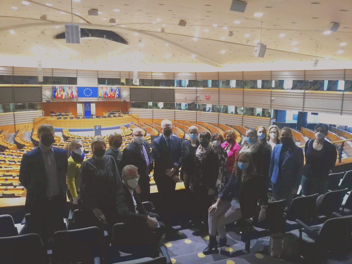 HiluKangasRanta's tweet photo. Asiapitoisen vaikuttamisohjelman päätteeksi @HelsinkiEU 'n vierasryhmä sai olla MEP Sarvamaan ensimmäinen vierasryhmä pandemian jälkeen. Aika monta tapaamista alkoikin samoin sanoin. Kiitos vieraanvaraisuudesta @petrisarvamaa sekä yhteistyöstä @elina_varto ja @JussiKulonpalo https://t.co/LGI9G8jE1a