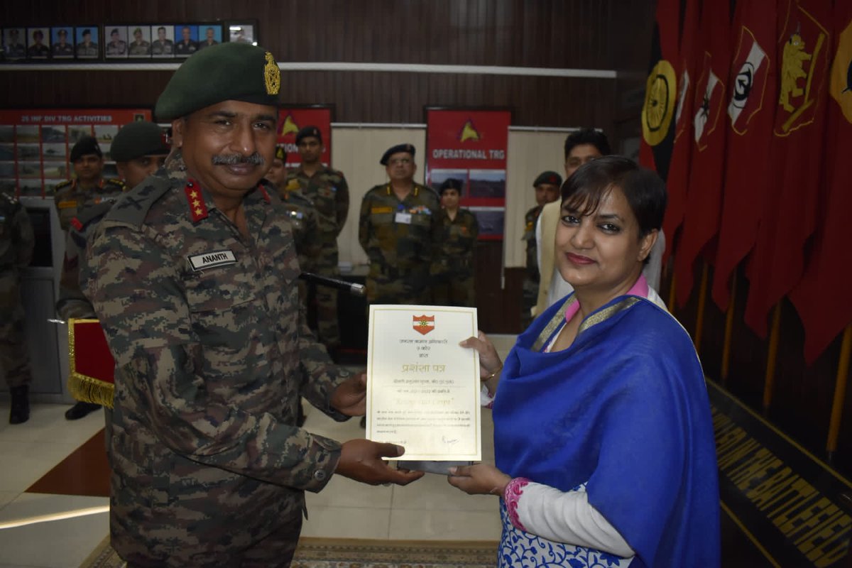 prodefencejammu's tweet photo. GOC #RisingStarCorps
Awarded GOC-in-C #WesternComd Commendation Card to
Divisional Commissioner, Dr Raghav Langer and GOC 9 Corps Medallion of Excellence to DC Samba Mrs. Anuradha Gupta.
He also addressed all ranks of #TigerDivision.

@OfficeOfLGJandK
@diprjk @PIBSrinagar @adgpi https://t.co/td0mmsLiaz