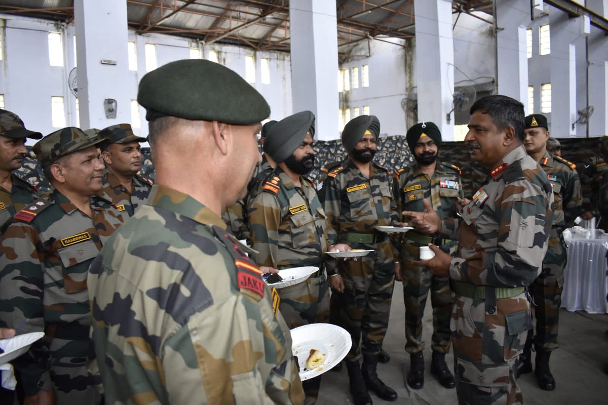 prodefencejammu's tweet photo. GOC #RisingStarCorps
Awarded GOC-in-C #WesternComd Commendation Card to
Divisional Commissioner, Dr Raghav Langer and GOC 9 Corps Medallion of Excellence to DC Samba Mrs. Anuradha Gupta.
He also addressed all ranks of #TigerDivision.

@OfficeOfLGJandK
@diprjk @PIBSrinagar @adgpi https://t.co/td0mmsLiaz