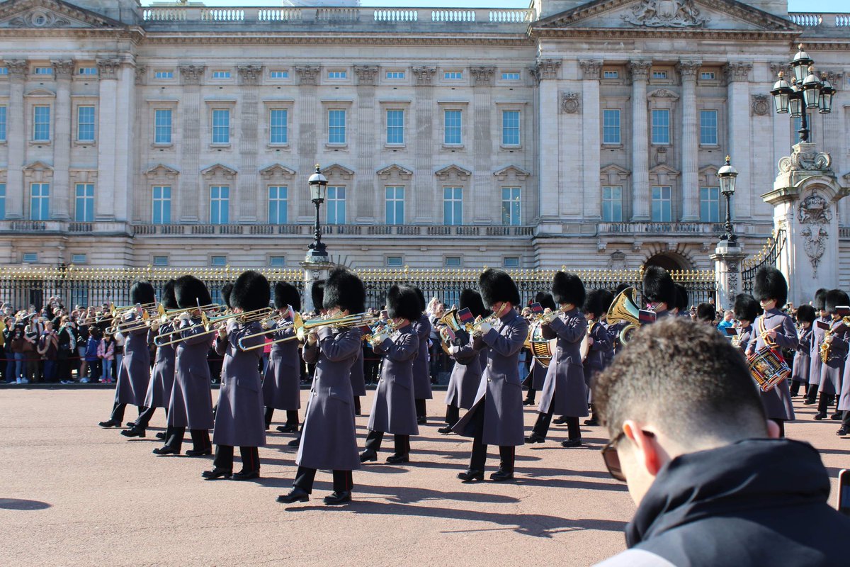 With the weather looking up, it’s time to get outside and join a walking tour to see some magnificent sights - this Changing of The Guard Tour was one to remember! 💂‍♀️ Check out See The Sights Tours experience here: experiencedays.co.uk/search?q=relat…