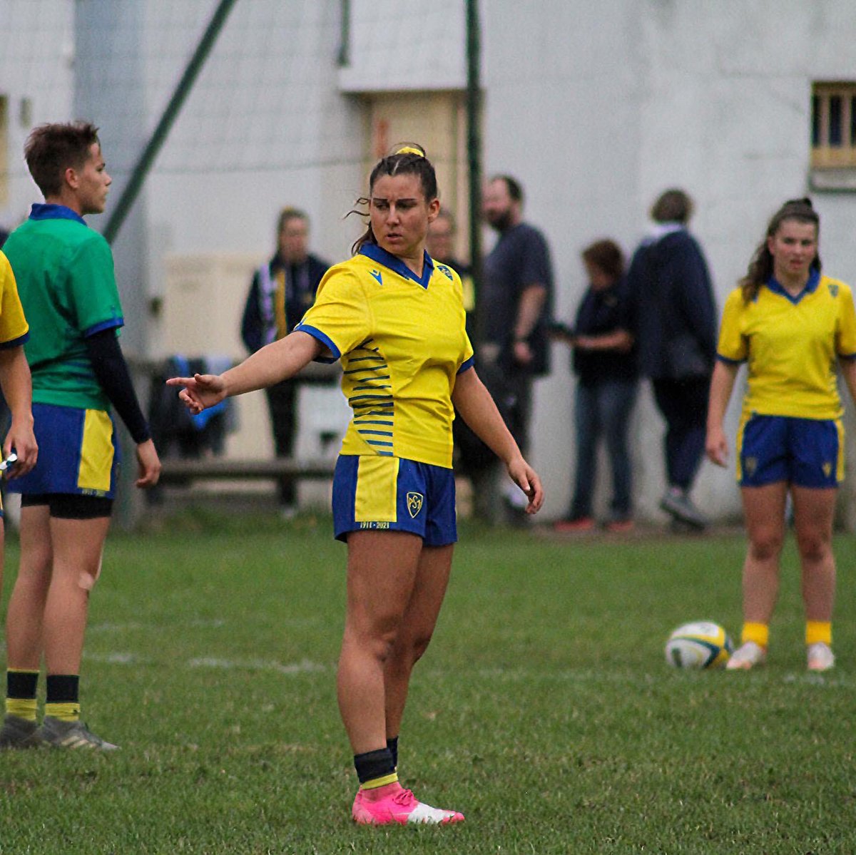 asmrugbyfeminin's tweet photo. Nos romagnatoises aux micros de @OuestFrance et #radiolympiquetv 🤭

Pour lire leurs histoires 👇
Sara Tounesi : https://t.co/y17XWS4Awe
Younna Hennebicq : https://t.co/AH2lFRmPhd

Merci aux médias de mettre en lumière nos joueuses, et le rugby féminin 🤝 https://t.co/nrnhGLeP9x