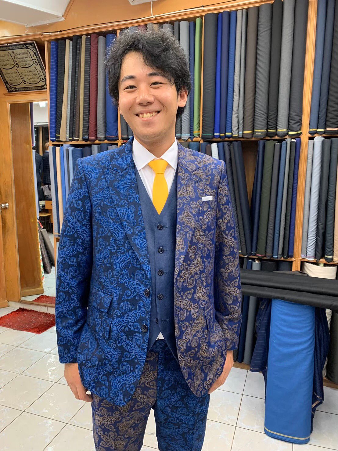 カリパン カリスマチンパンジー Al Twitter タイで作ったオーダーメイドスーツ イベントの際に着用しています オリジナルで独創的な スーツが作れるのは神すぎる 現在もパタヤのセンターロードで営業されてましたよ また新しいスーツ欲しい ロンペー