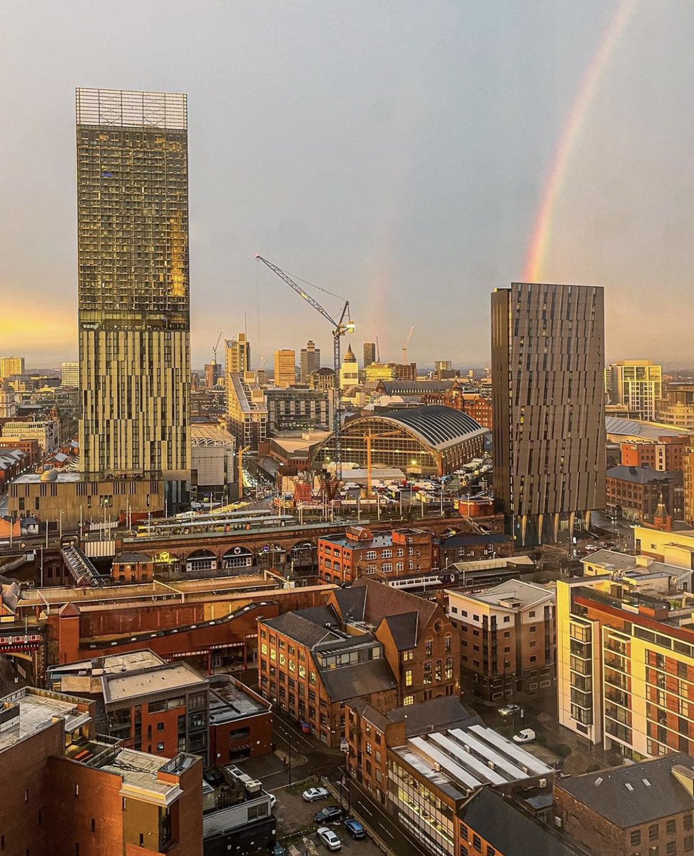 Some #HumpDayHappiness 🌈 

📷: FlossieTakesPhotos