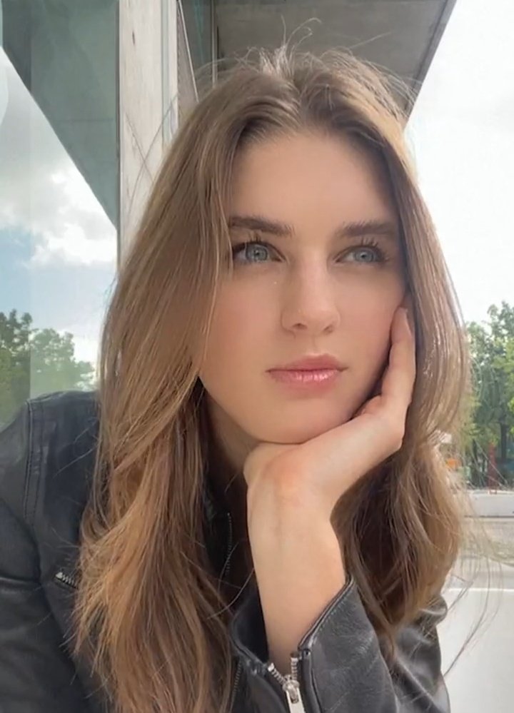 savbeaux's tweet image. digo cm mta tranquilidade que savannah clarke é uma das mulheres mais lindas do mundo