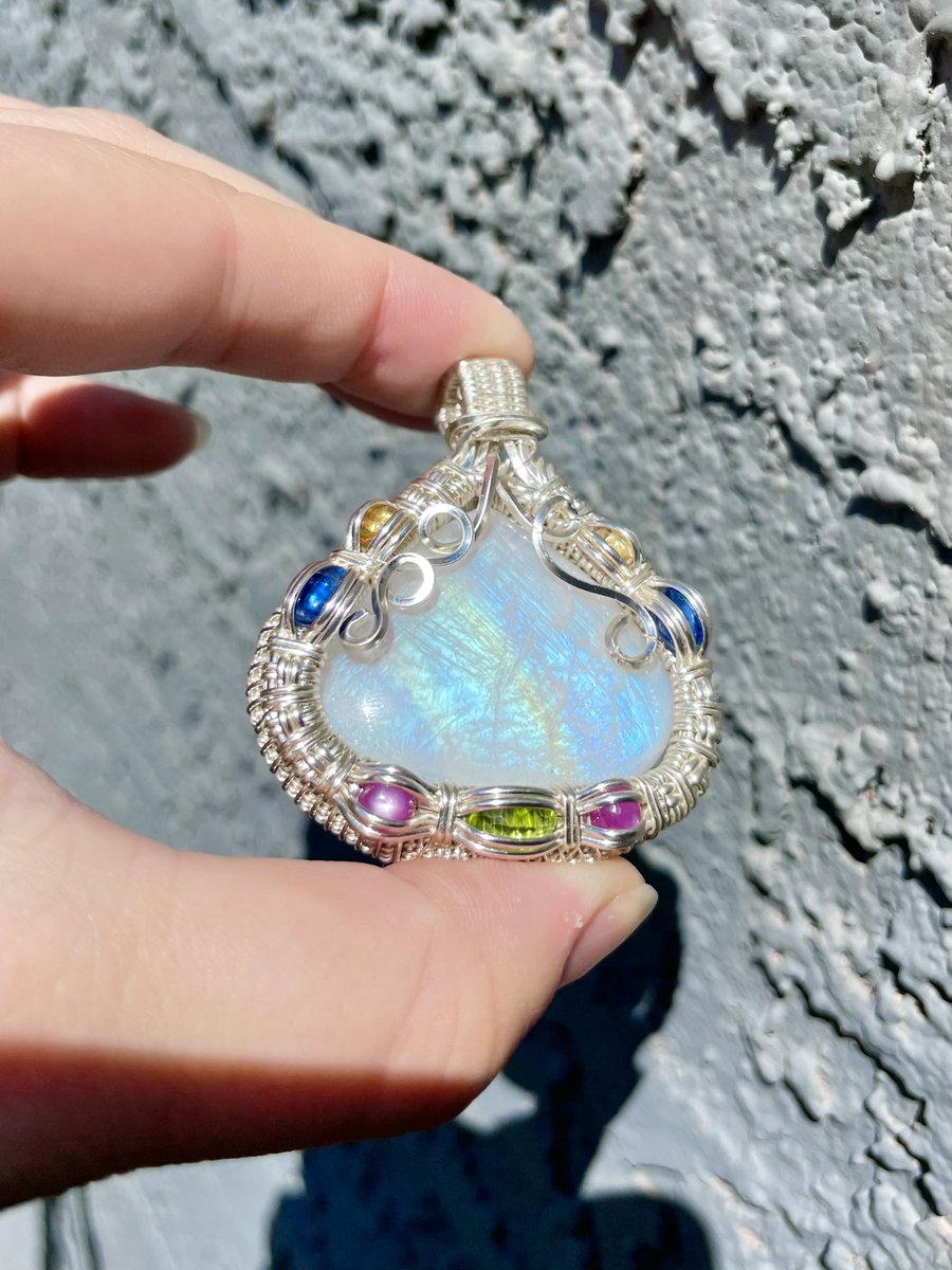 Do y’all wanna see more bright &amp; colorful pieces like these?! Vote below💛🌸✨