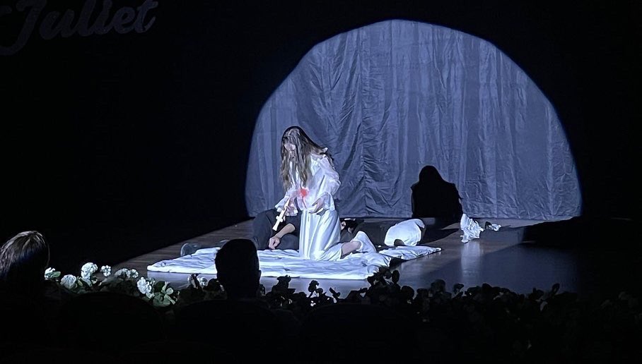 Anadolu Lisesi Master6 Beceri Geliştirme Modülü kapsamında kurulan İngilizce Drama Kulübü arkadaşlarımız, Shakespeare’in romantik tragedyası “Romeo&amp;Juliet” eseri ile perdesini açtı! Büyük beğeni toplayan gösteride emeği geçen öğretmenlerimizi ve arkadaşlarımızı tebrik ederiz. 🎭