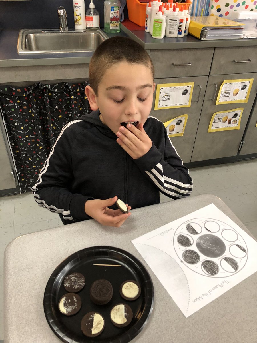 MsLamb316's tweet photo. OREO moon phases… educational and delicious! @MillsRiverSch #THEplacetobe #Lamb3rd https://t.co/USyxhfjtBA