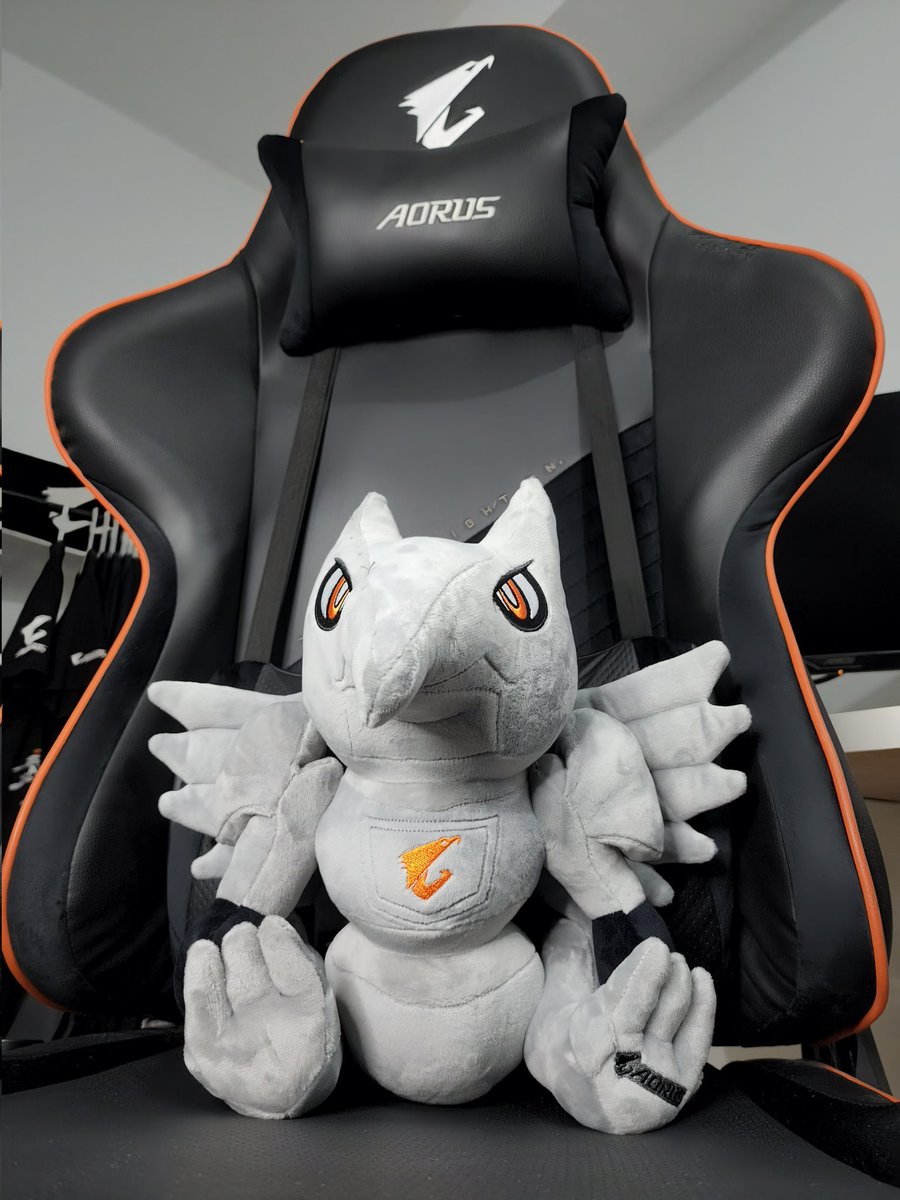 AorusAce's tweet photo. Game in comfort. Steel for support.
#AORUS #TeamUpFightOn #PoweredByAORUS #UpgradeWithAORUS #DesignYourAORUS #AorusSetUp #GamingRoom #AorusAce #Gigabyte #FAMAORUS #Gaming #AorusCommunity #AGC310 https://t.co/vlisrrtNgf