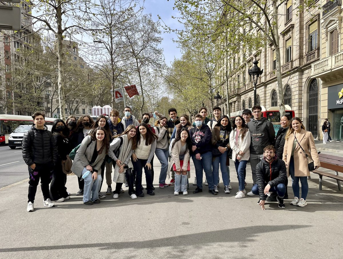salesianssarria's tweet photo. Alumnes de segon curs de #Batxillerat i #BatxilleratInternacional han realitzat una visita pel barri de Ciutat Vella de la mà d'edificis ferits. Una iniciativa que pretén apropar-nos als rastres de la #GuerraCivil encara presents als edificis de la ciutat de Barcelona https://t.co/ZWxygCyah1