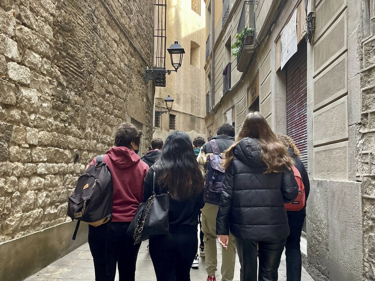 salesianssarria's tweet photo. Alumnes de segon curs de #Batxillerat i #BatxilleratInternacional han realitzat una visita pel barri de Ciutat Vella de la mà d'edificis ferits. Una iniciativa que pretén apropar-nos als rastres de la #GuerraCivil encara presents als edificis de la ciutat de Barcelona https://t.co/ZWxygCyah1
