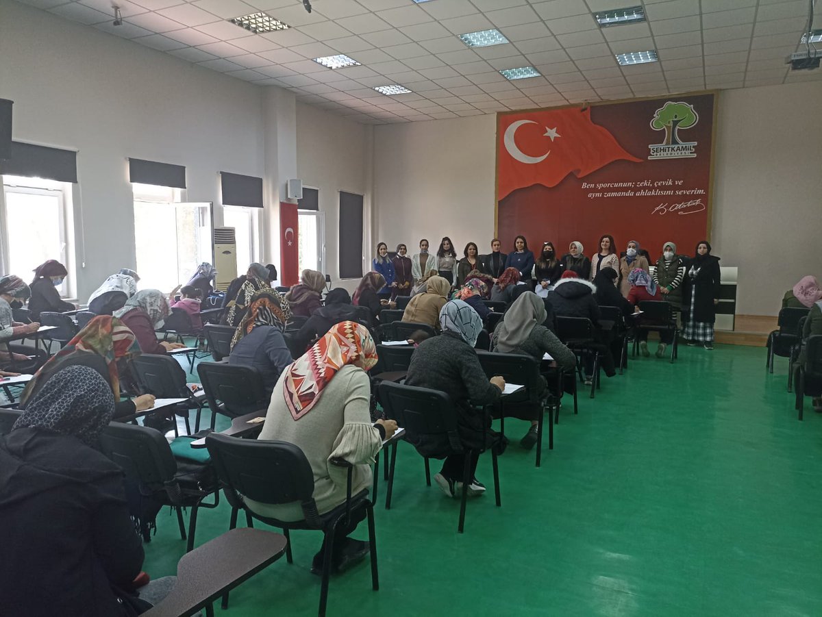 SehitkamilHem's tweet photo. Şehitkamil Belediyesine bağlı Aile Merkezlerinde açılan kurslar sonunda kursiyerlerimize Mervesehir Halk Egitimi Merkezi ile 2.Kademe Başarı Belgesi Sınavı yaptık.. 
@sdulger43 @yasintepe @Halit__Ates @yagcimehmet27 @YusufALCIK @brahimHalilBER4 @bayramb88914980 @HalkMervesehir https://t.co/vYrcvGs53s