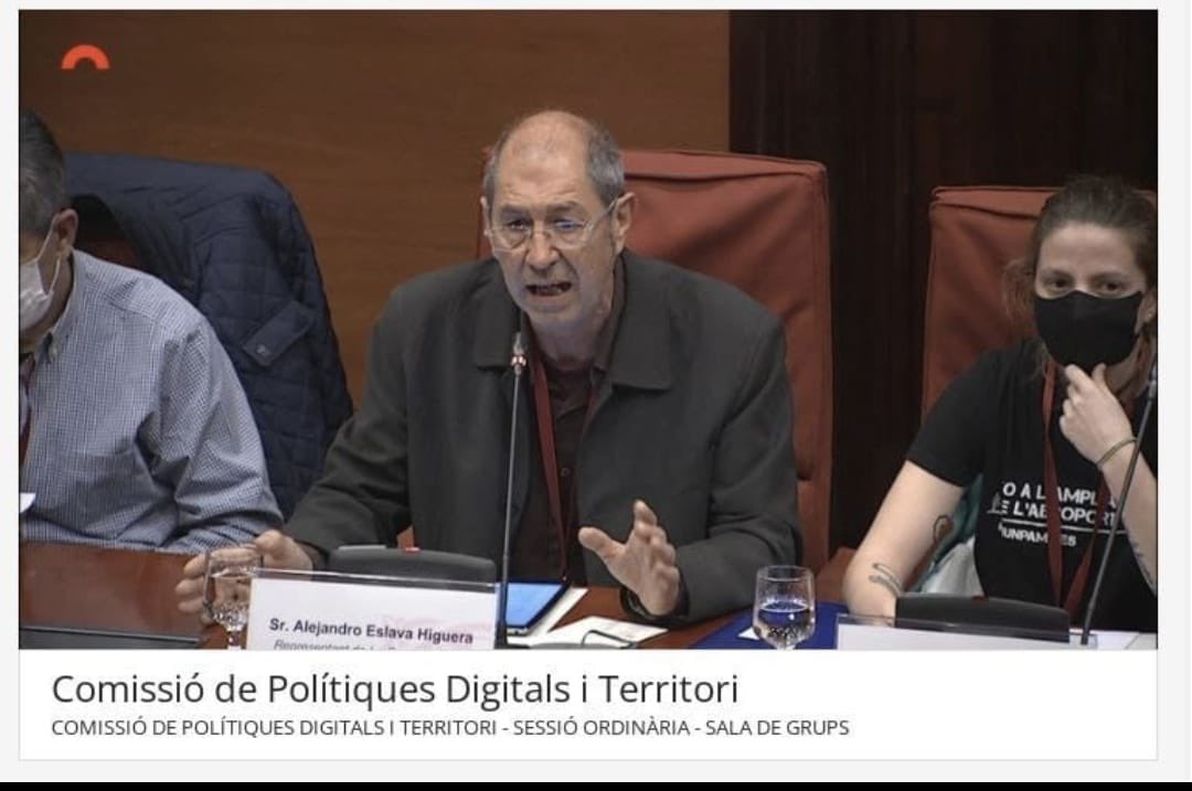 lagentdelfang's tweet photo. Avui La gent del fang ha portat la veu al Parlament de més de 52.000 persones i de 942 entitats: No a l’ampliació de l’aeroport. Ni un pam més! https://t.co/qM8tZbSict https://t.co/B3Ub8tSud1