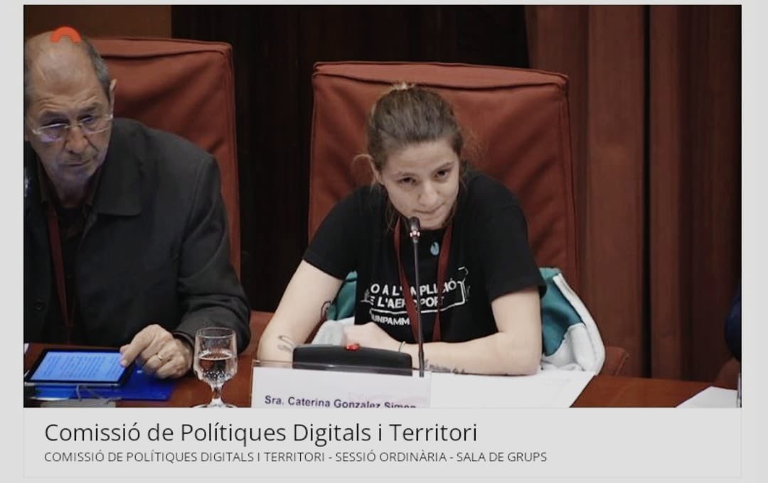 lagentdelfang's tweet photo. Avui La gent del fang ha portat la veu al Parlament de més de 52.000 persones i de 942 entitats: No a l’ampliació de l’aeroport. Ni un pam més! https://t.co/qM8tZbSict https://t.co/B3Ub8tSud1