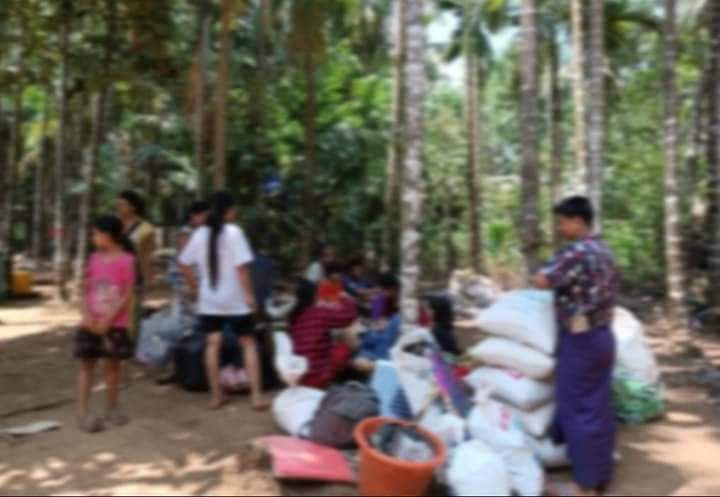 RvlBurma2's tweet photo. At least 3,000 ppl (including expectant mothers and the elderly under the age of one) fled the village for fear of clashes following the military operations into #Taungpyouk Division in #Thayetchaung Township. In Taungpyaw Division, the junta often conducts military operations.. https://t.co/xgnZHoE27j