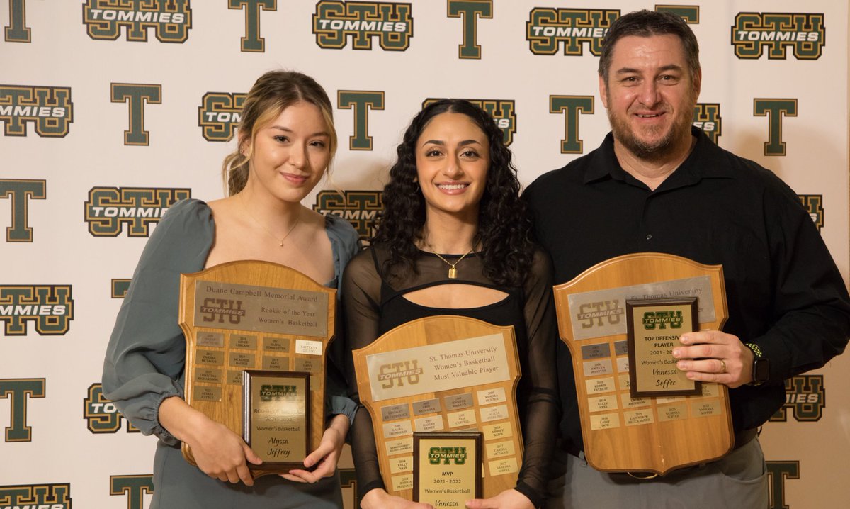 BasketballStuw's tweet photo. A couple shots from last night’s awards banquet. #STUBasketball https://t.co/oysyYmc7CE