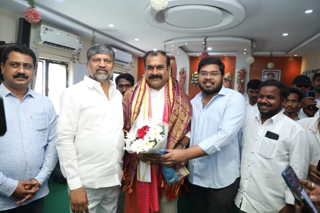 RamanaLgandula's tweet photo. రాష్ట్ర విద్యా సంక్షేమం, మౌలిక సదుపాయాల సంస్థ (TSEWI DC) చైర్మన్ గా పదవీ బాధ్యతలను స్వీకరించిన శ్రీధర్ రెడ్డి గారికి శుభాకాంక్షలు తెలియజేయడం జరిగింది. https://t.co/YhhPKXSfge