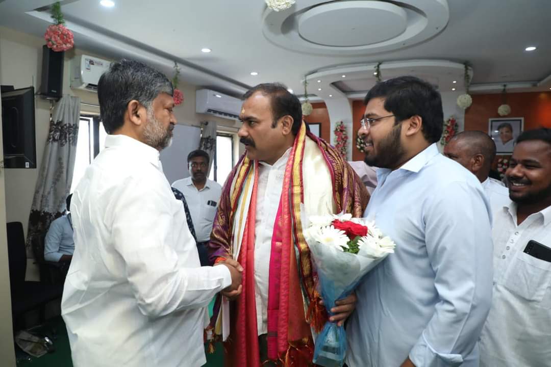 RamanaLgandula's tweet photo. రాష్ట్ర విద్యా సంక్షేమం, మౌలిక సదుపాయాల సంస్థ (TSEWI DC) చైర్మన్ గా పదవీ బాధ్యతలను స్వీకరించిన శ్రీధర్ రెడ్డి గారికి శుభాకాంక్షలు తెలియజేయడం జరిగింది. https://t.co/YhhPKXSfge