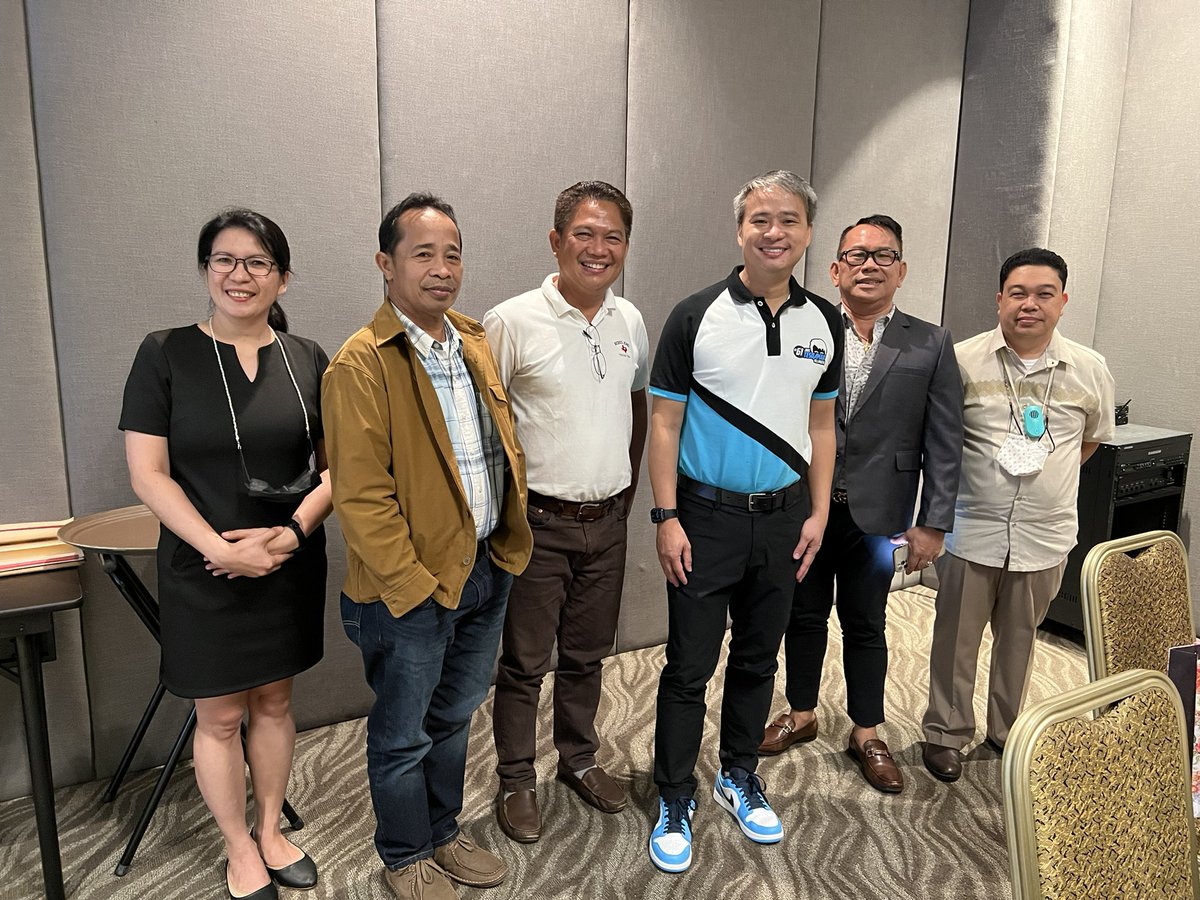 senatorjoelv's tweet photo. Fruitful discussion with CamSur SUC Presidents this evening. Thanks a lot Pres Alex Navarroza of BISCAST, Pres Bert Naperi of CBSUA, Pres Raul Bradecina of Partido State U and VP Jun Oliva of CSPC for hosting #61TESDAMAN🙏🏽 God bless our SUCs! https://t.co/ZGkCAaOiLc