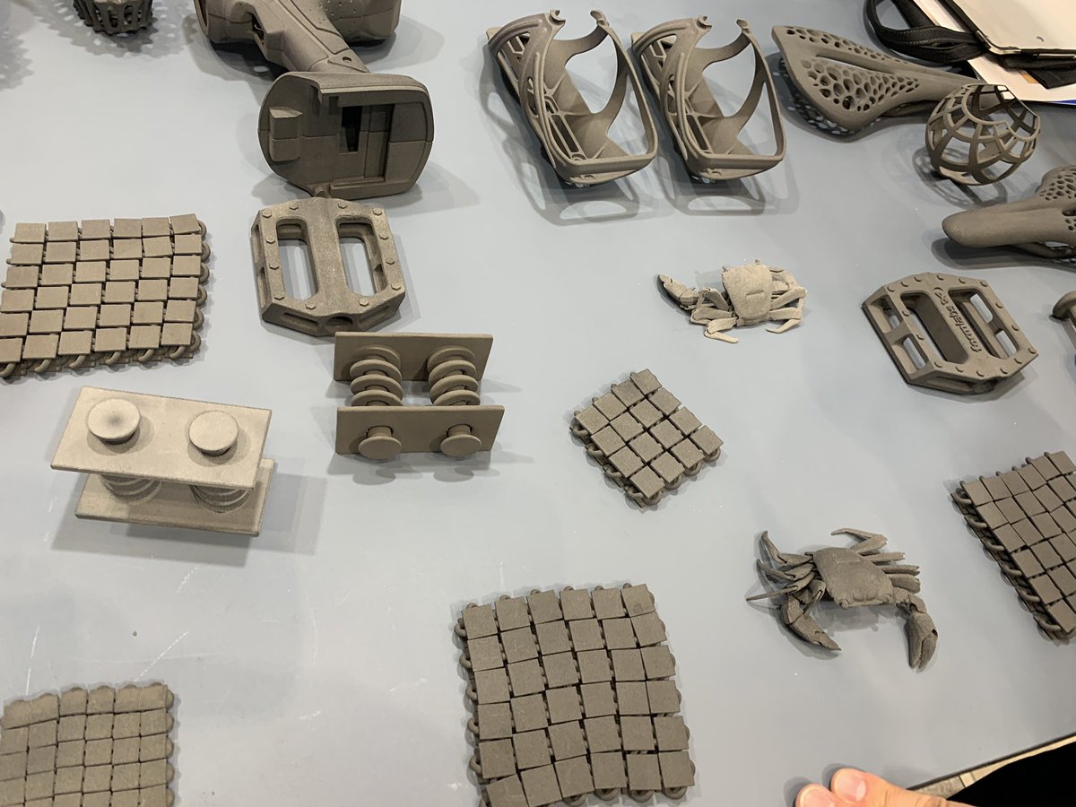 box_3d's tweet photo. 【東京ビックサイト情報3】
メーカー : formlabs
機種 : fuse 1
価格 : 約500万円代(参考)
特徴 :粉末を使うので最終製品まで印刷可能。
量産能力があり、サポート材がつかない。
集塵機とプリンターはセットで販売している。
活用場所 :どの分野でも活躍できる
#親切な販売店様 #formLabs #Blule https://t.co/trCdF2EevG