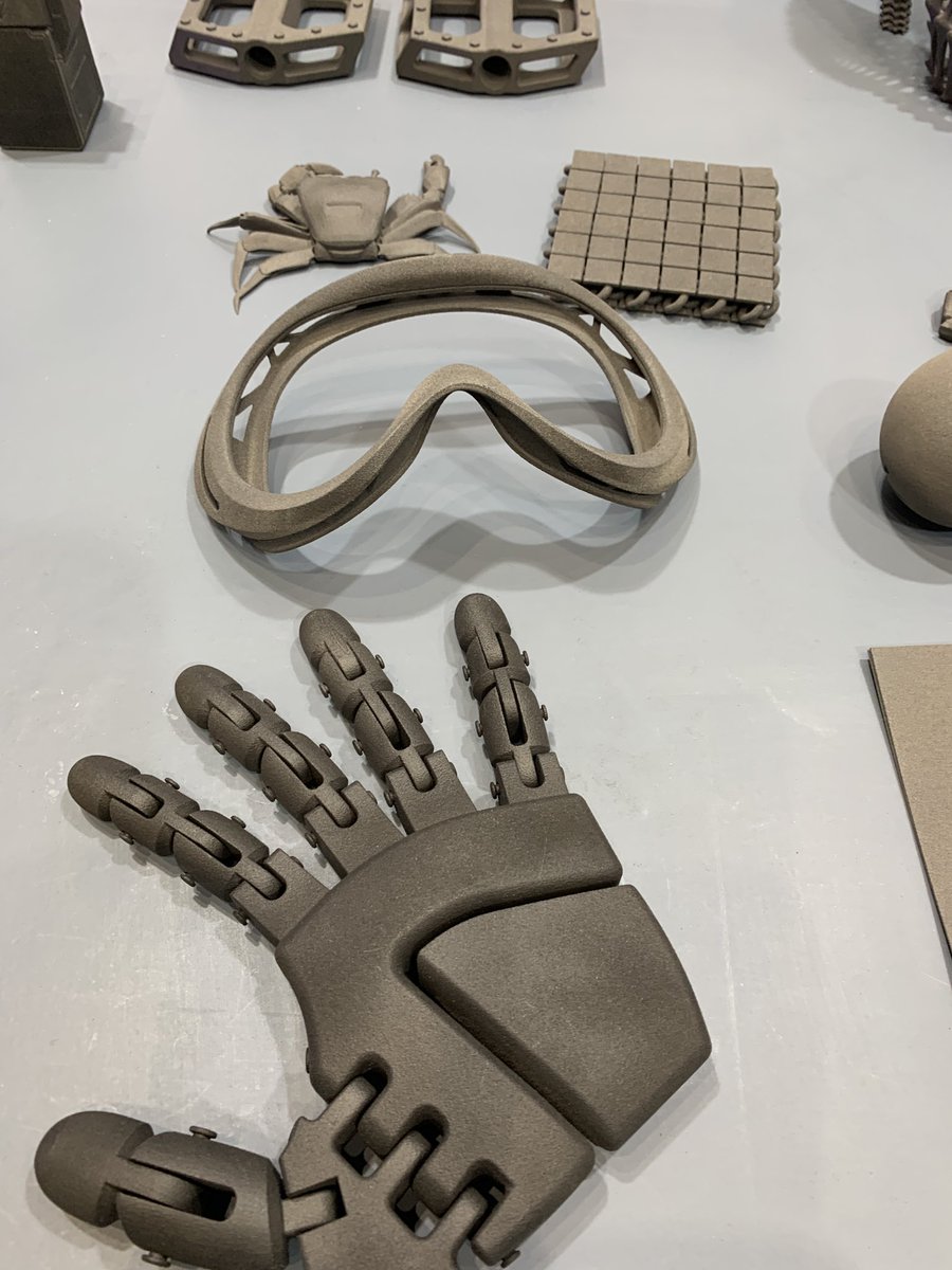 box_3d's tweet photo. 【東京ビックサイト情報3】
メーカー : formlabs
機種 : fuse 1
価格 : 約500万円代(参考)
特徴 :粉末を使うので最終製品まで印刷可能。
量産能力があり、サポート材がつかない。
集塵機とプリンターはセットで販売している。
活用場所 :どの分野でも活躍できる
#親切な販売店様 #formLabs #Blule https://t.co/trCdF2EevG