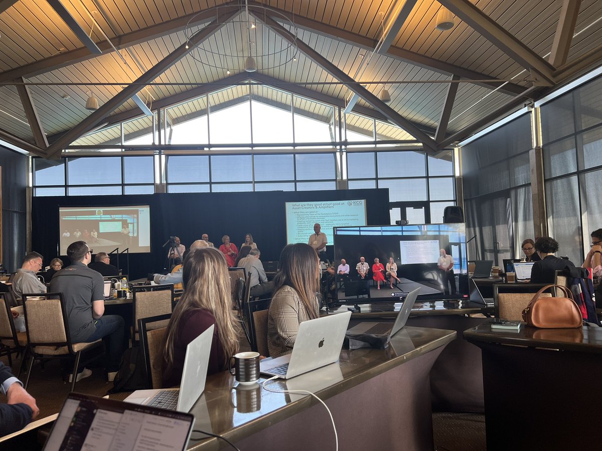 JesseCoulter's tweet photo. Taking in the Analyst Landscape from KCG and enjoying in-person networking! #kcgconnect
I spy @SarahLuden presenting ๐ https://t.co/aOprjaGnQX
