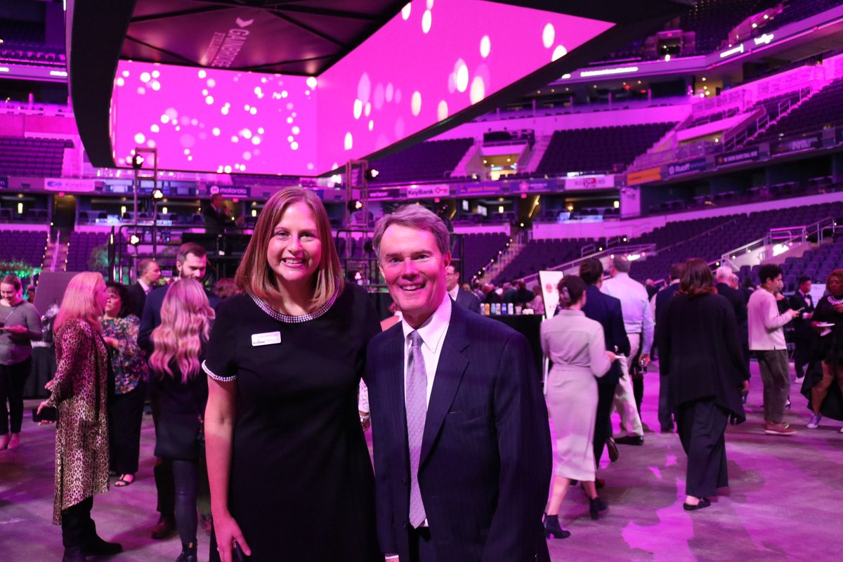 IndyMayorJoe's tweet photo. .@SecondHelpings transforms the lives of Indianapolis residents by connecting food to residents in need. That’s why it was an honor to be a part of yesterday’s #CorksandForks event, helping raise money for this invaluable community organization. https://t.co/tRdi1Wjc6z
