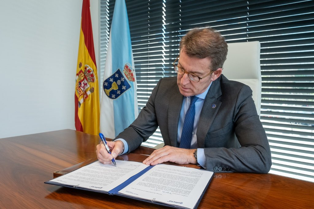 NunezFeijoo's tweet photo. Ser presidente do @ppdegalicia desde 2006 foi unha honra. Renuncio mantendo o orgullo de seguir sendo militante na terra que mo deu todo.

Grazas, de corazón, a todos os afiliados. Póñome á disposición do conxunto de España como sempre estiven de Galicia. 

Seguimos traballando! https://t.co/DsGlRBLK43