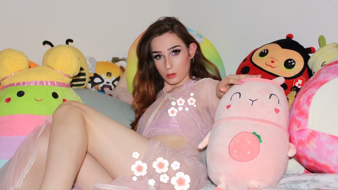 sultry_seraph's tweet photo. Hai💞
Not new to #nsfwtwt but new to this account 
Call me Sera 🧚🏼‍♀️
* 💟/🔁 I follow back!
* 20 yo
* 5’5
* trans girl
* switch
* hard/soft kinks
* MDNI
* content creator
* OF link in bio for full uncensored photo set 💕 https://t.co/t9lk4raif4