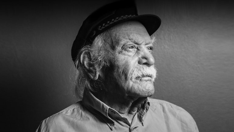 hispanohelenica's tweet photo. Hoy se cumplen dos años de la muerte de Manolis Glesos (Μανώλης Γλέζος, 1922-2020), político griego.

El 30 de mayo de 1941, con tan solo 18 años, Glesos y su amigo Lakis Sandas despertaron la admiración del mundo al arriar la bandera nazi de la Acrópolis arriesgando su vida.🧵👇 https://t.co/pffjip4Lrw