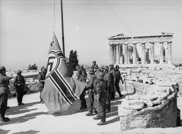 hispanohelenica's tweet photo. Hoy se cumplen dos años de la muerte de Manolis Glesos (Μανώλης Γλέζος, 1922-2020), político griego.

El 30 de mayo de 1941, con tan solo 18 años, Glesos y su amigo Lakis Sandas despertaron la admiración del mundo al arriar la bandera nazi de la Acrópolis arriesgando su vida.🧵👇 https://t.co/pffjip4Lrw