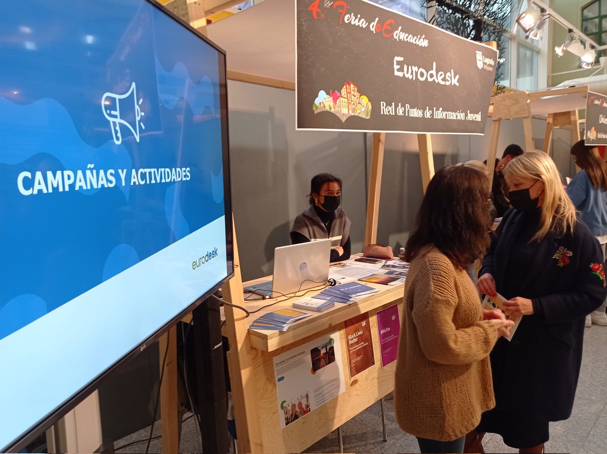 logronojoven's tweet photo. Ya estamos en plena #IVFeriaEducacion en La #Gota de #Logroño con nuestro stand de @Eurodesk 🇪🇺 entre otros muchos....comenzamos  💯 recomendable. 📢 Hoy solamente hasta las 20 h. No te lo pierdas 🆙 #RedSIJ #ReddePuntosInformacionJuvenil #Eurodesk #Estudio #Becas #Ayudas https://t.co/Frh6XUQbhl