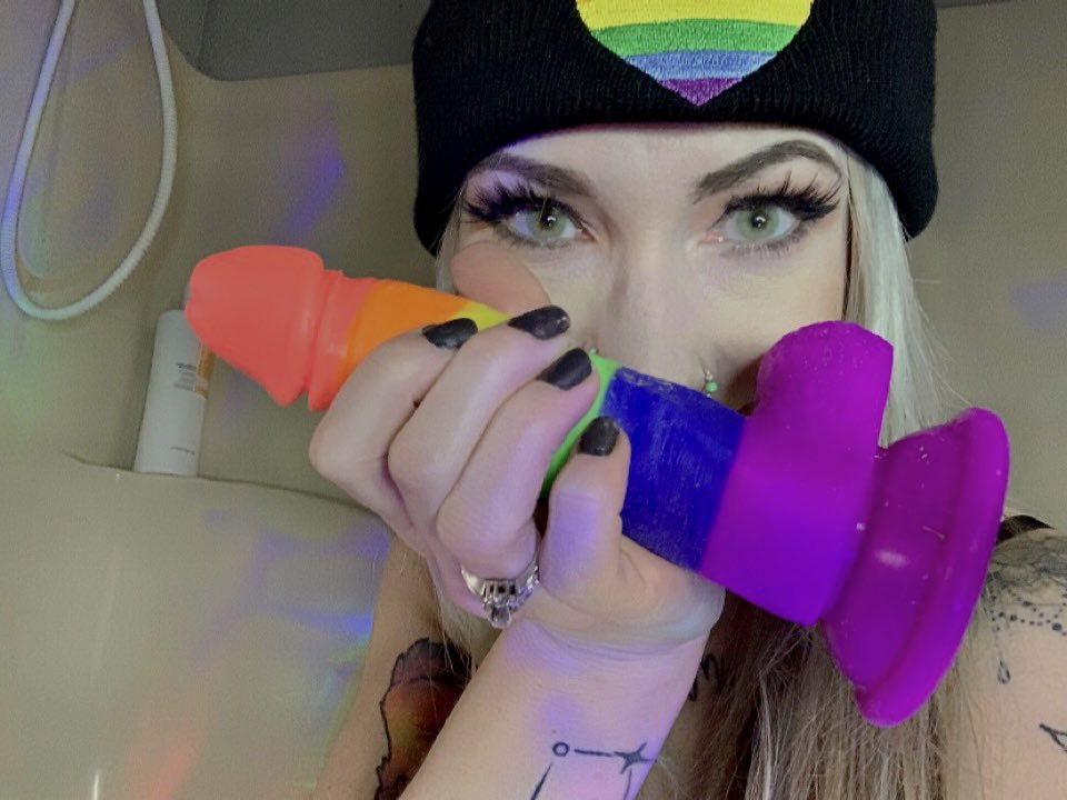Lunathe_elve's tweet photo. @onlyfanspromoto You know you wanna see me use it .. 💜💙💚💛🧡❤️ https://t.co/xfOyphdIb3 😛 https://t.co/n4BFVcyHBE