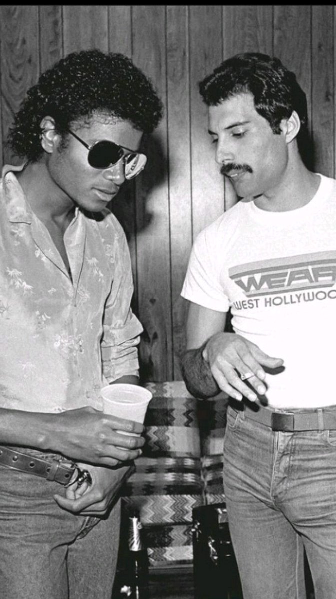 tisejjk's tweet photo. Michael jackson levou uma lhama pro estúdio, por isso a música entre ele e freddie Mercury não saiu, freddie se irritou com Michael kkkkkkk https://t.co/c4a4Rr4aJ8