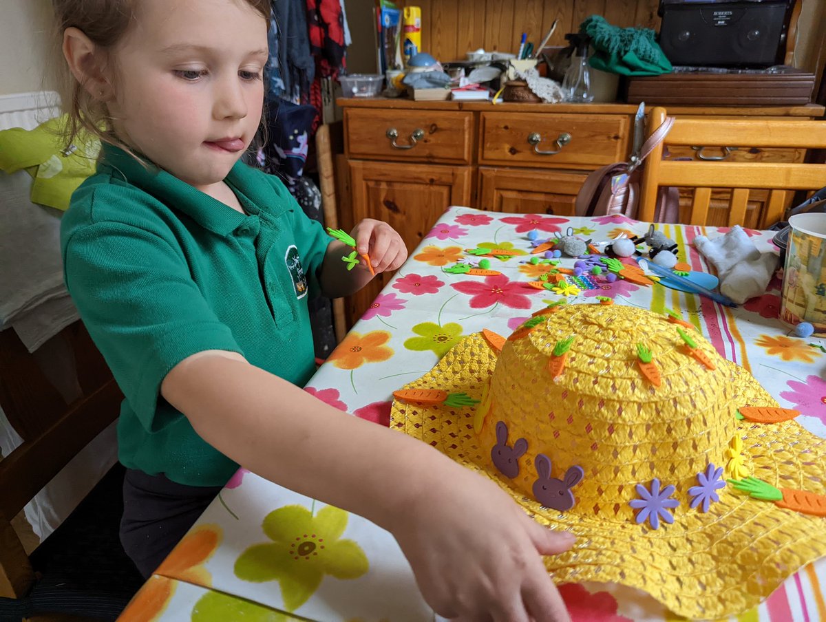 ChrisWinson2's tweet photo. @Ynystawe 
Cara's designing an Easter hat then gluing it. https://t.co/4n77WoIXQ6