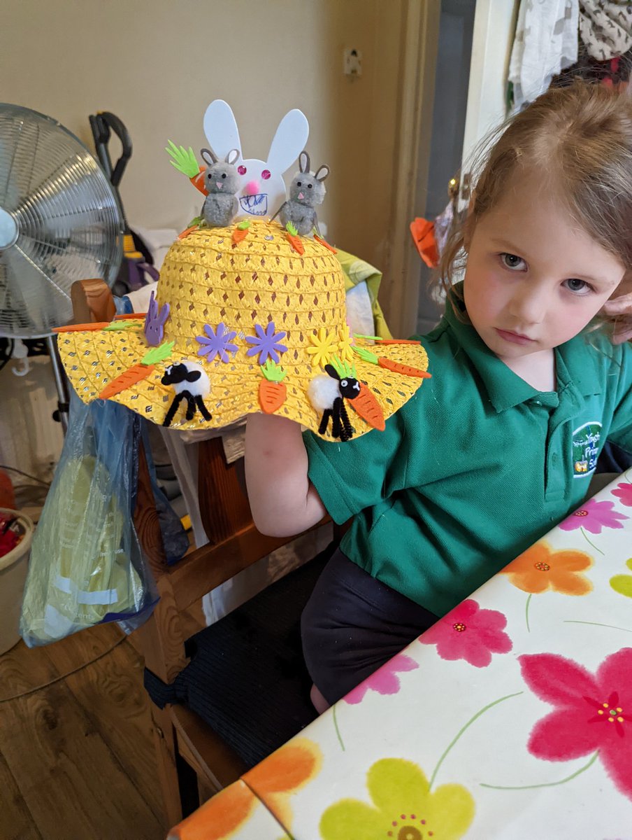 ChrisWinson2's tweet photo. @Ynystawe 
Cara's designing an Easter hat then gluing it. https://t.co/4n77WoIXQ6