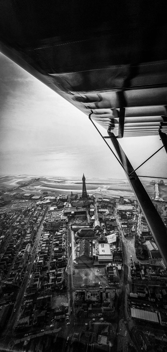 rosieminshall_x's tweet image. My favourite photo from yesterday. 💕 #AvGeek #Flight #Blackpool #Blackpooltower #blackandwhite #photo