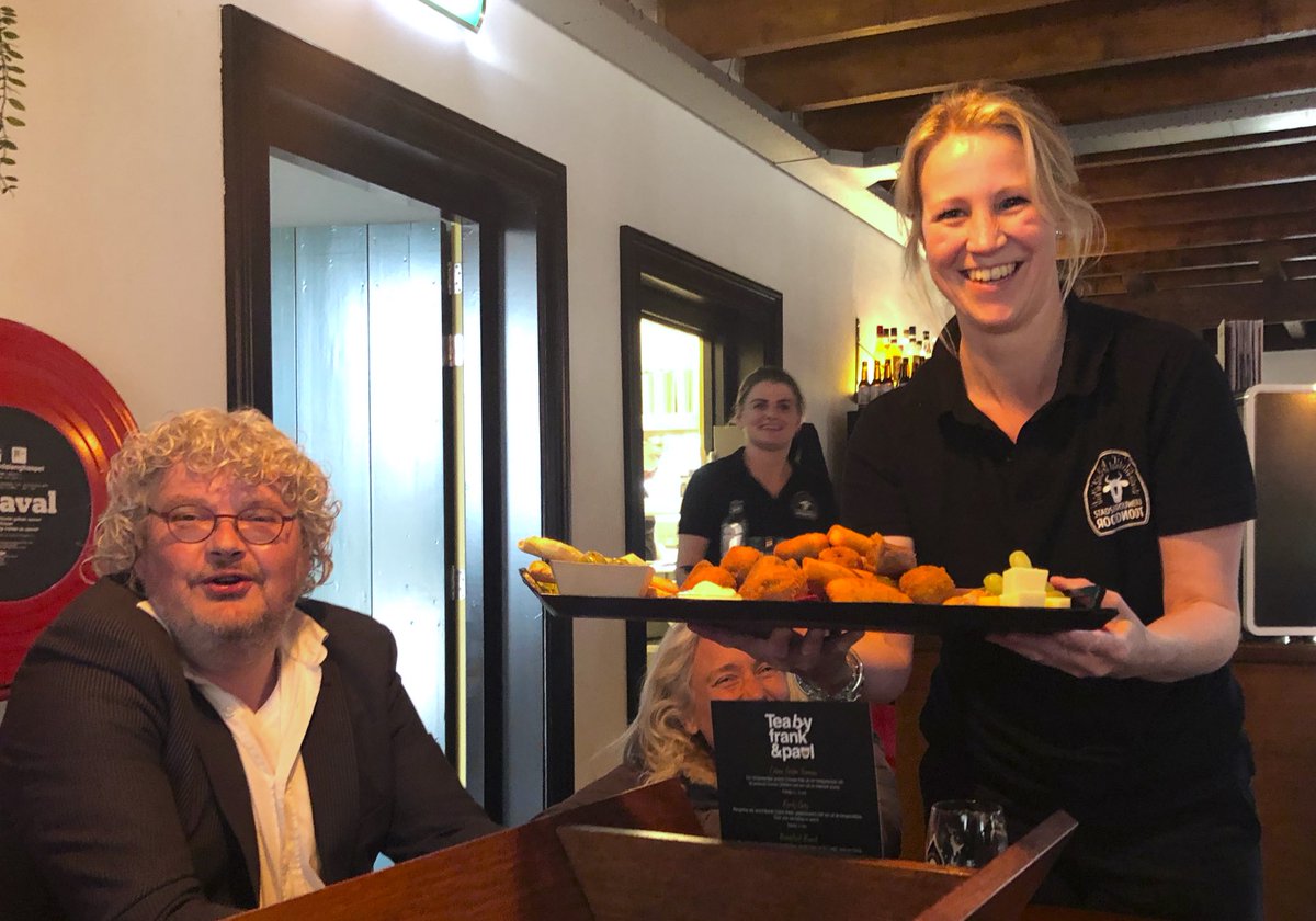 JohandeBoer's tweet photo. De bediening @RoodnootS is nu al prima op orde. En natuurlijk moet @heuswaar als een van de eerste even proeven. https://t.co/9C5LEbD3kR
