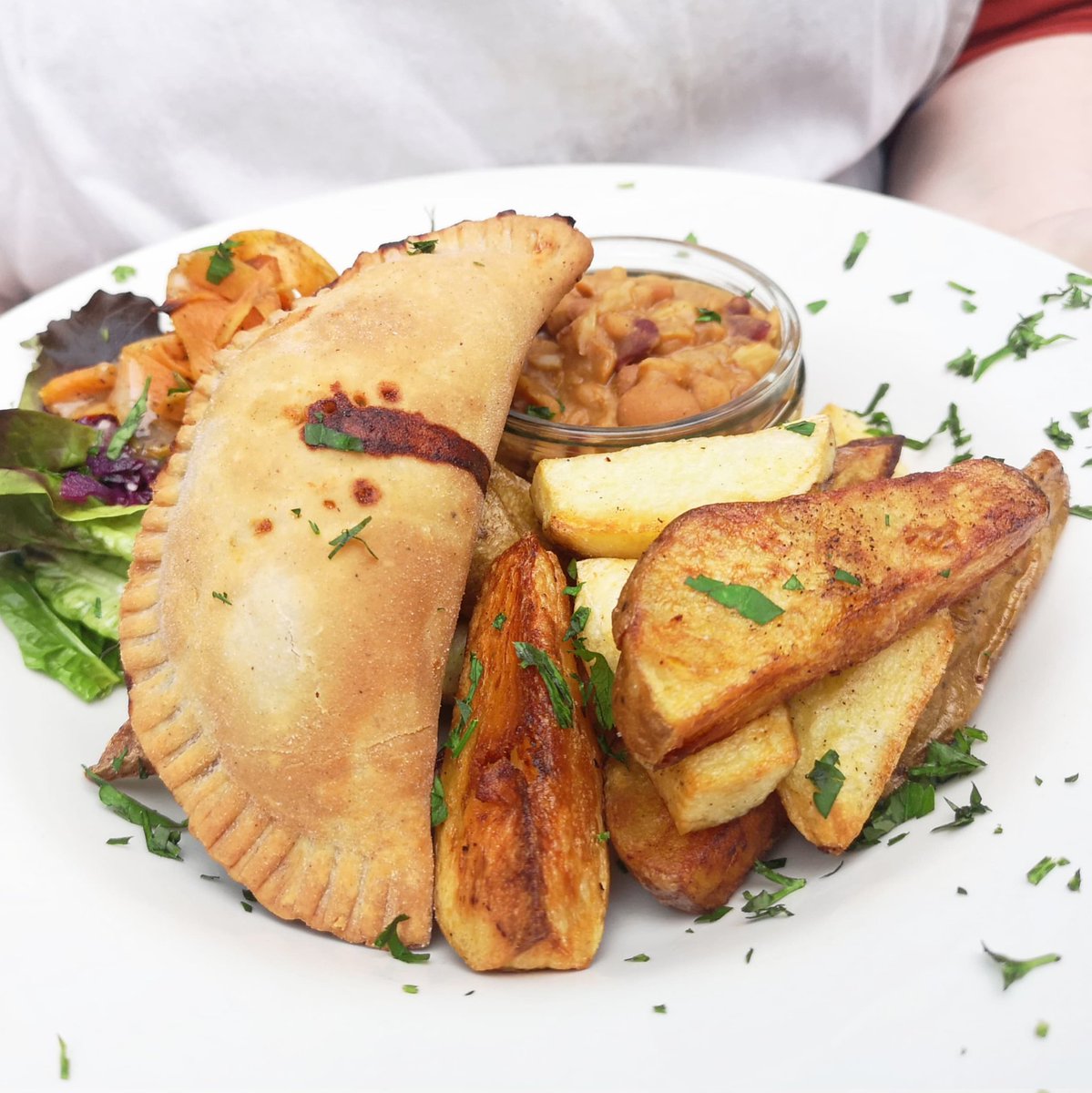 CrocusCafe's tweet photo. 💚👩🍳 THIS WEEKS SPECIAL ✨
.
Tempeh and mixed peppers Empanada served with potato wedges, homemade refried beans and salad 🤤 Just £6.50 🎉
.
100% vegan 🌼
.
.
.
.
.
#crocuscafe #vegan #veggie #cafe #nottingham #notts #communitycafe #notforprofit #lenton #veganfood #special https://t.co/Cxo5jJe21f