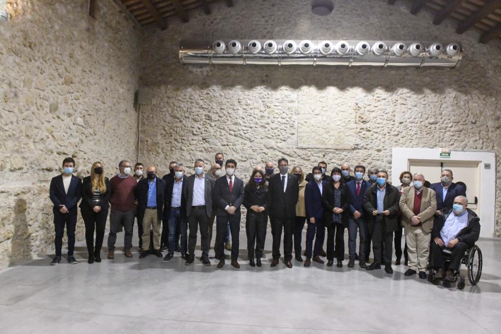 govpenedes's tweet photo. 📣El #vicepresident @jordiPuignero, la #consellera @LauraVilagra i el #delegat @David_Alquezar anuncien el desplegament dels serveis territorials del @govern al Penedès.

#VegueriaPenedès https://t.co/nClsmmKrLS