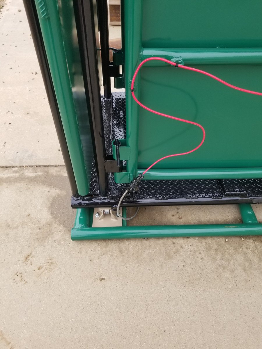 dave_wipf's tweet photo. Due to popular demand . We will be taking orders on weigh chutes.  Weigh your cattle on farm . Weigh your bales for better feed conversion. $9.500 To pre order call Dave 7803365733. Thanks Brothers .Retweets appreciated. https://t.co/m9X1E542Kh