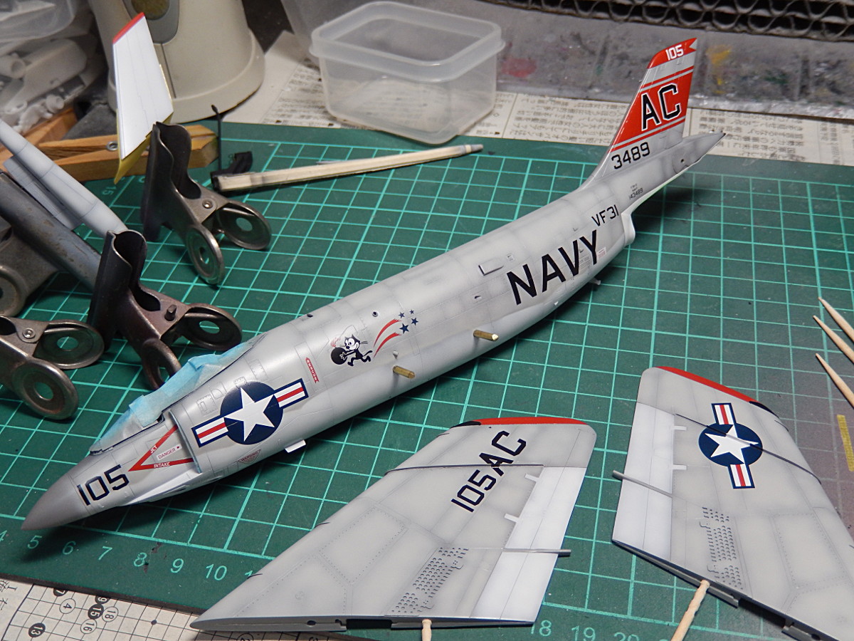 gorimodeler's tweet photo. デカールを貼り終えたので半ツヤクリアーでコート。
そしてスミ入れ。
前脚格納庫後部が割れてしまった!😭
力任せに押さえつけて固める、なんて強引なやり方のツケが回ってきたか...。
これから作る方、ここしっかり削り合わせてから組んでくださいませ。
#春のアメリカ艦載機祭り
#ソード
#F3H https://t.co/2fgjxz85f3