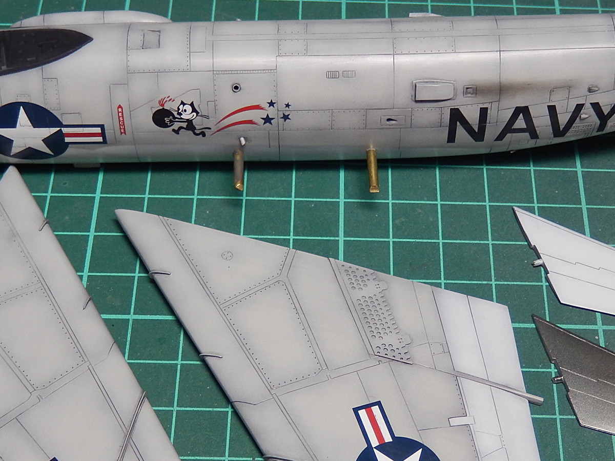 gorimodeler's tweet photo. デカールを貼り終えたので半ツヤクリアーでコート。
そしてスミ入れ。
前脚格納庫後部が割れてしまった!😭
力任せに押さえつけて固める、なんて強引なやり方のツケが回ってきたか...。
これから作る方、ここしっかり削り合わせてから組んでくださいませ。
#春のアメリカ艦載機祭り
#ソード
#F3H https://t.co/2fgjxz85f3