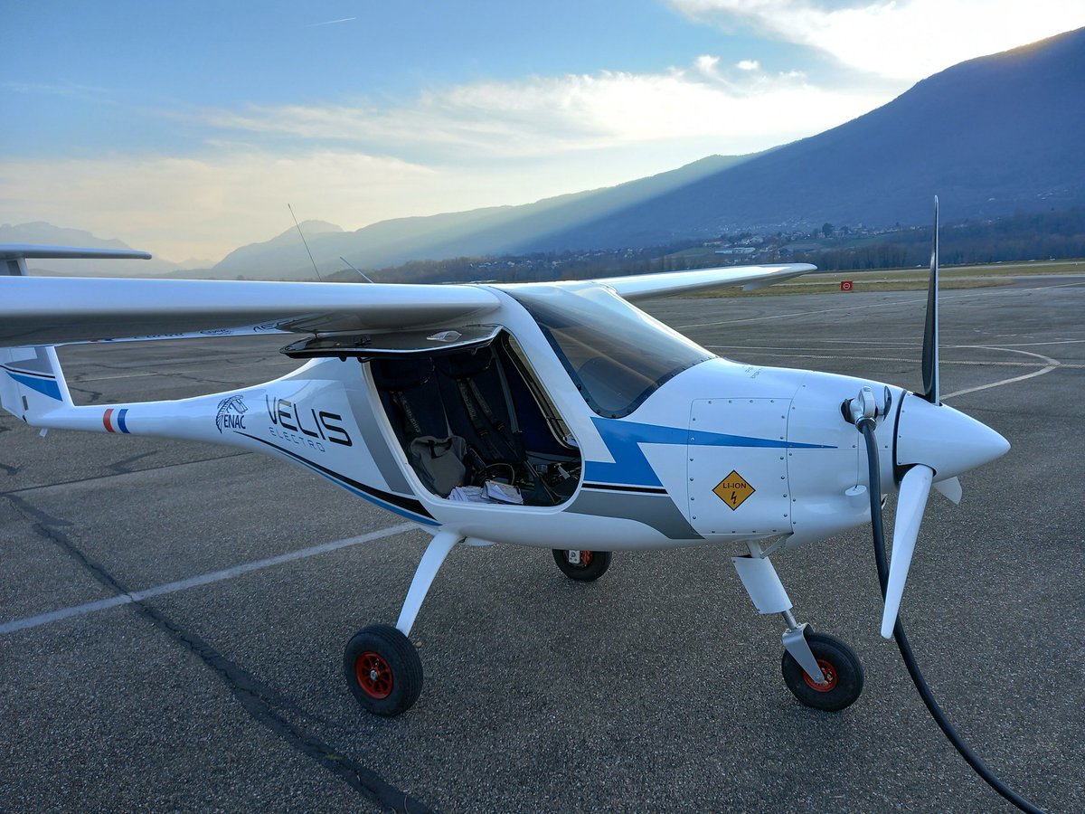 airportchambery's tweet photo. L'aéroclub de Savoie vole aussi à l'électrique ! ​⚡

Ce Pipistrel Vélis est 100% électrique. Avec une autonomie de vol de 45mn, c'est l'idéal pour profiter d'un vol silencieux et sans essence. ​

📸  @Aéroclub de Savoie

#VINCIAirports #AvGeek #Airport #Aviationlover #Velis https://t.co/TVPJWmyh7I