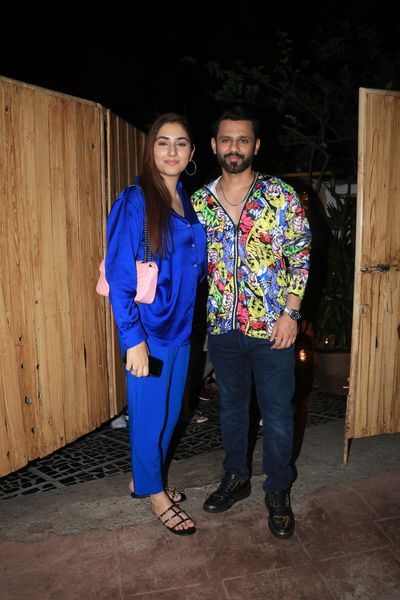 middaygujarati's tweet photo. #RahulVaidya #DishaParmar snapped in the city
#indiansinger #singer #televisionactress #actress #CelebSpotted #CelebOuting #coupleouting #coupleupdates https://t.co/dXJJT6b3qW