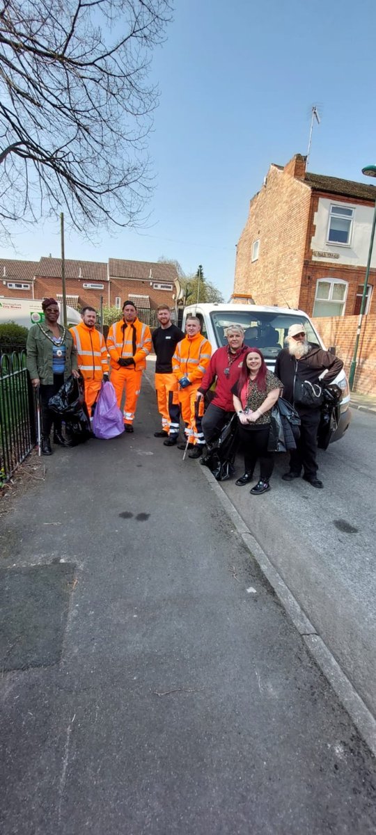RadArboPubRealm's tweet photo. Our local ward teaming up for a big spring clean with residents, front line staff, other council services and our local Cllr. Thankyou all for your great work. @chidiegenti @RealmPublic #cleangreennottingham https://t.co/AUP3oPh4vb