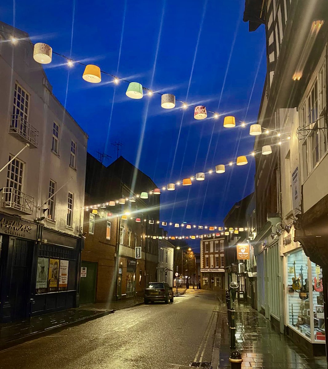 Look 🆙  #WorcestershireHour 
We're loving the new Festoon Lampshades... Lighting the way to all the fantastic Local Indies on New Street &amp; Friar Street! 🌈 Thanks <a href="/WorcesterBID/">Worcester BID</a> &amp; the team at <a href="/Christmas3Count/">Three Counties Christmas</a>!👌