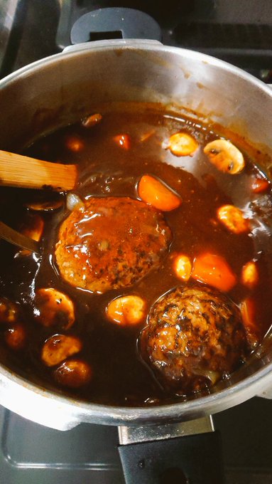 なんだかんだで結局
ハンバーグ作ってしまった('・ω・`) 